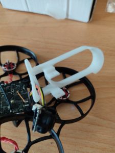 マウントにカメラケーブルを通したところ