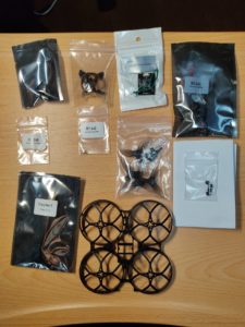 箱出し　パーツを並べています