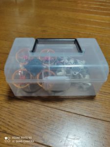 100均ケースに3機収納したところ