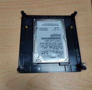 底蓋にHDDをセット