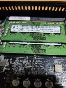 増設メモリをスロットに差します。