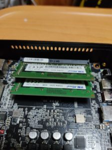 メモリのロックを外します