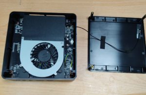 上蓋を開けたところ　左に冷却ファンが見えます