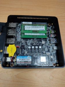 内部の様子，メモリやSSDが見えます。