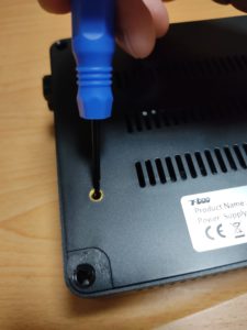 ネジ穴にドライバーをひっかけます