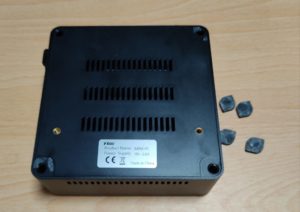 ゴム足を外したところ。ネジ穴が出現。