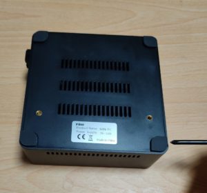 筐体の底面　ゴム足が見えます。