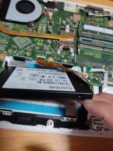 SSDにコネクタを差したところ