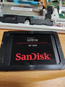 SSDにスペーサーを貼ったところ