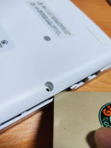 カードを隙間にねじ込んだところ