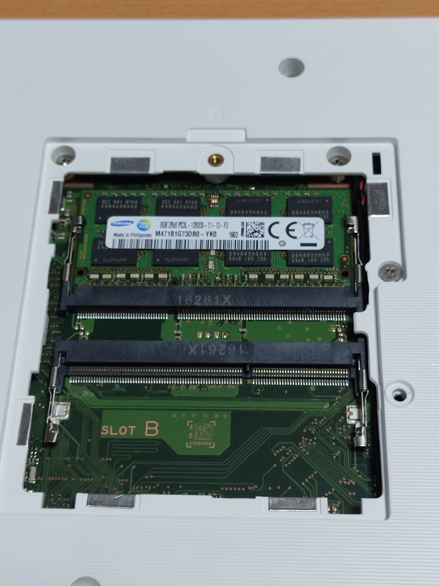 メモリを入れるところ