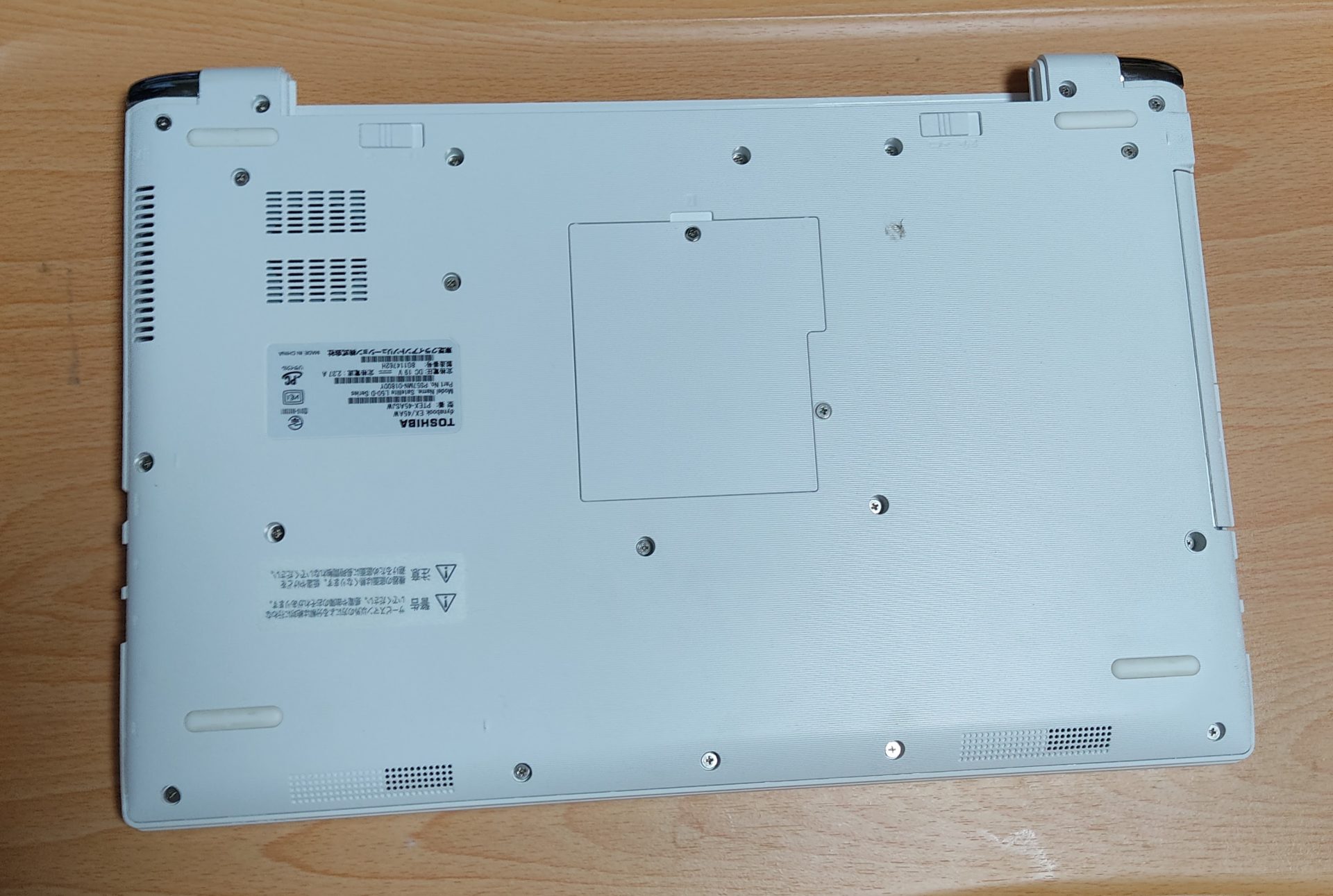 PCの裏面　ネジ穴がたくさん