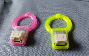 1セル用 放電器2個 左がピンク 右が黄色