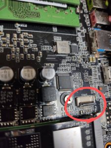 ケーブル接続部分の蓋を開けたところ