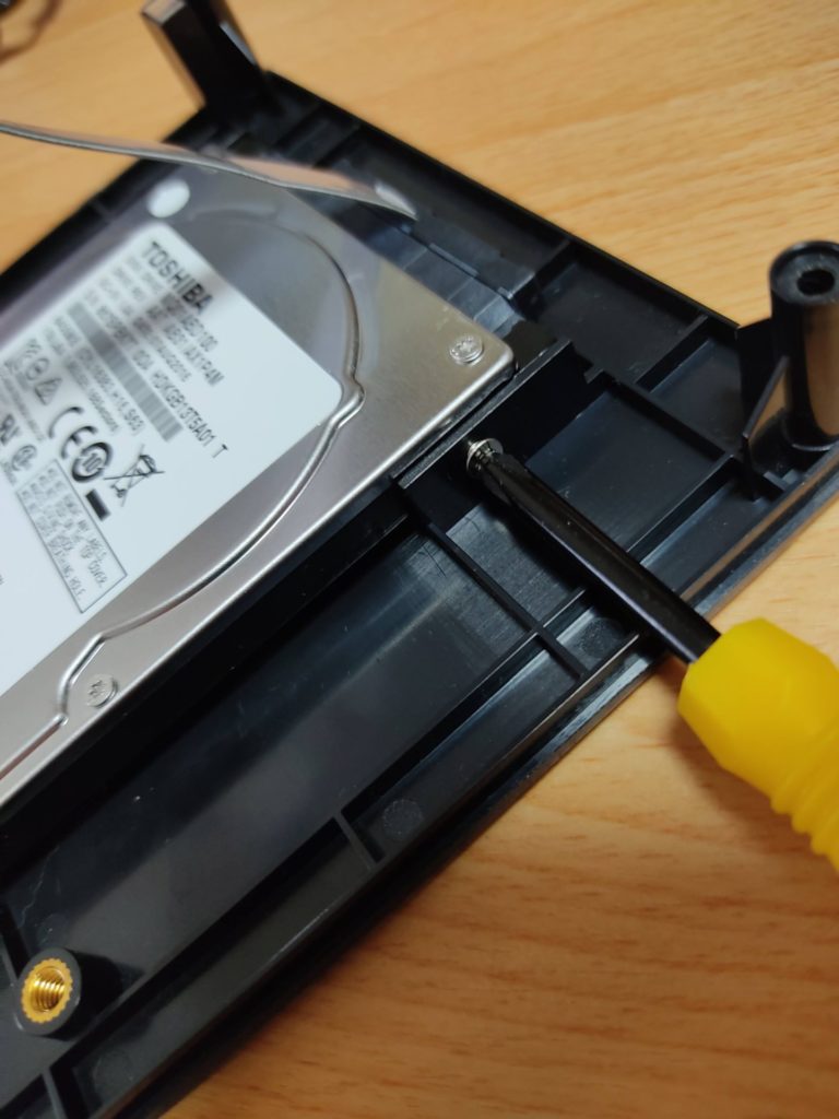 HDDをネジで固定します。