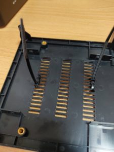 底蓋に結束バンドを巻くところ