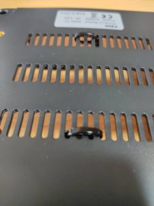 底面から結束バンドが出ている所